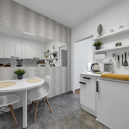 Downtown - Location, View, Bus&tram - By Rentujemy Varsó