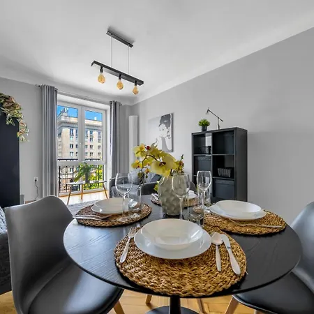 Appartamento Downtown - Location, View, Bus&tram - By Rentujemy *